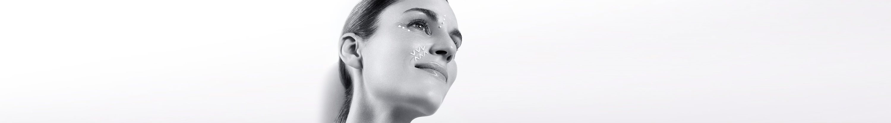 Mulher usa creme anti rugas