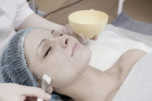 Mulher a fazer um peeling químico.