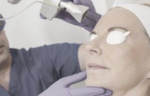 Mulher a fazer uma terapia a laser no rosto.