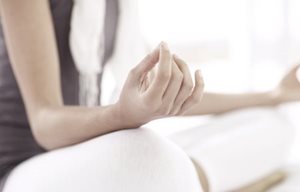 Mulher a fazer yoga.