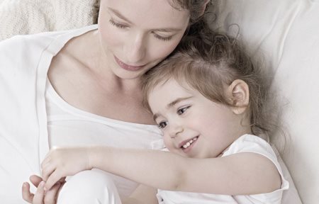 Carinho entre mãe e filho.