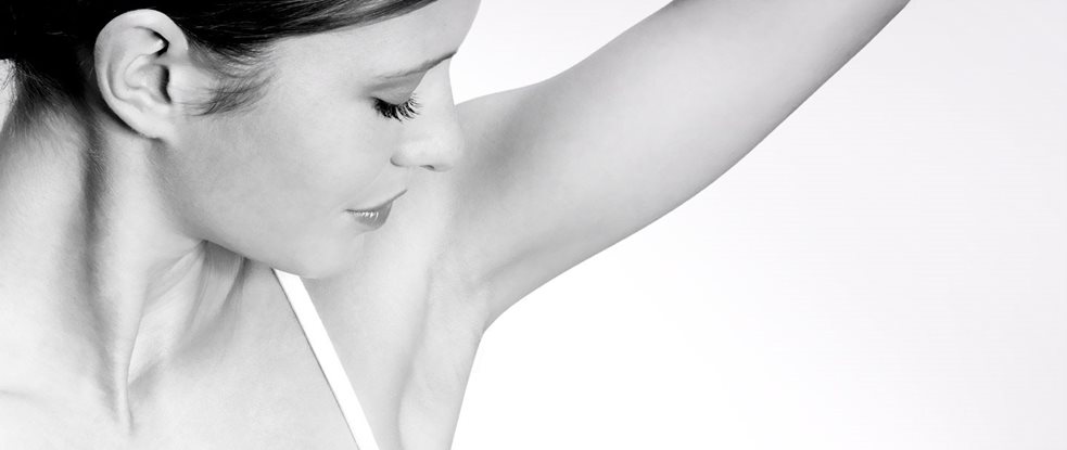 Modelo Eucerin a expor o antebraço