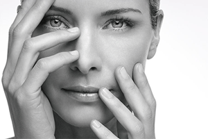 Mulher embrulhada numa toalha.