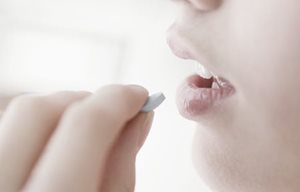 Mulher a tomar medicação