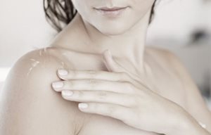 Costas do ombro de uma mulher