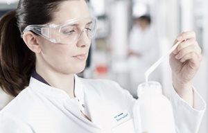 Cientistas testando a loção