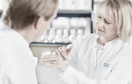 Cientistas a testar um creme.