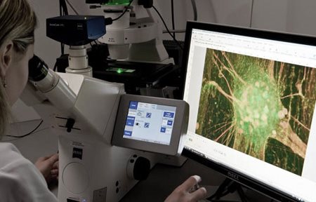 Cientista mulher no laboratório