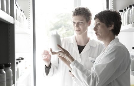 Dois cientistas no laboratório