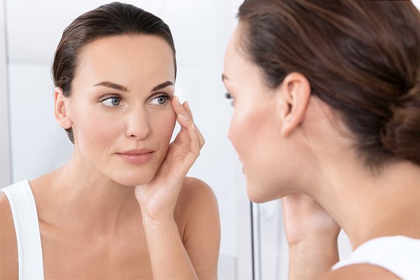 Apply a moisturising cream for eczema on the face regularly