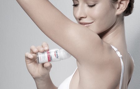 Mulher a aplicar Eucerin Anti-Transpirante Roll-on 48h na axila