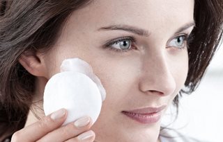 Mulher limpa o rosto