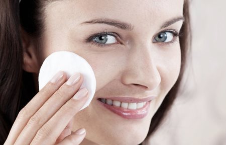 Mulher a limpar o rosto