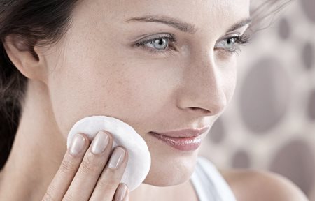 Mulher a limpar o rosto