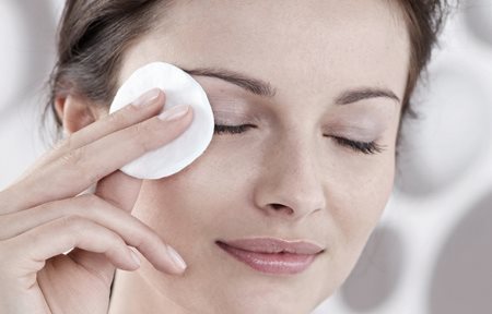 Mulher limpa os olhos