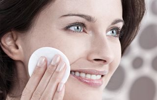 Mulher limpa o rosto