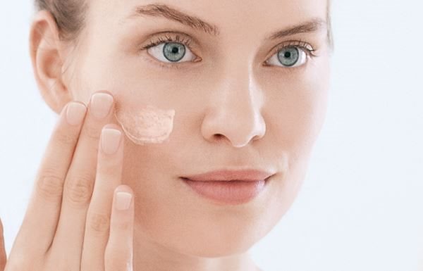 Aplique um fluido hidratante para pele propensa à acne antes de usar maquilhagem ou corrector para as borbulhas 