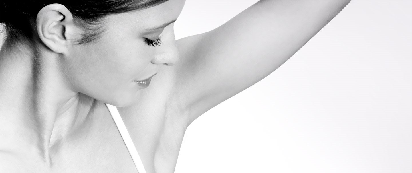 Modelo Eucerin a expor o antebraço