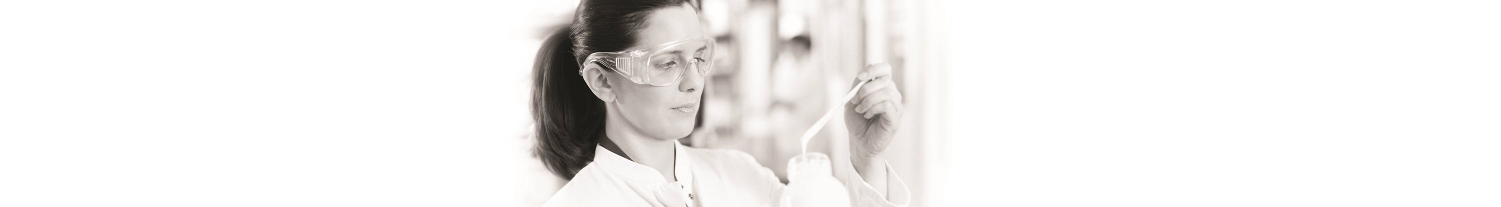 Cientista feminina com ocúlos de segurança a testar uma fórmula