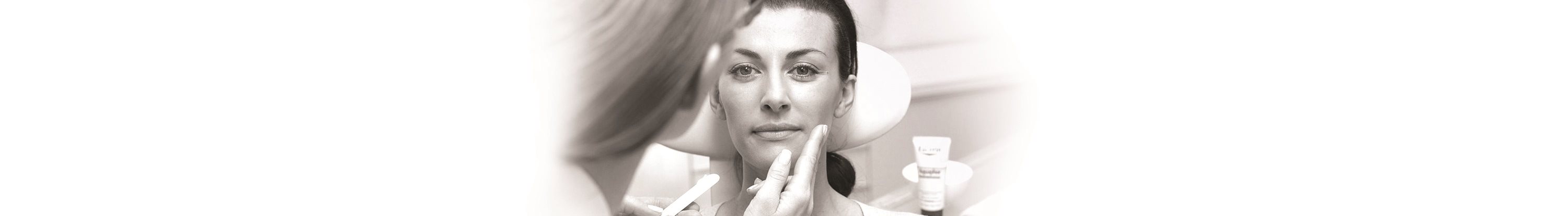 Rosto feminino a ser tratado com um produto Eucerin